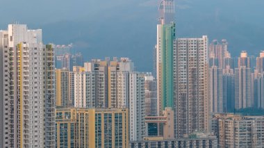 Temiz güneş ışığı Tsing Yi Güney binaları ve 10 Ocak 2026 kıyı şeridi