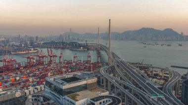 Akan trafik haçları aydınlatılmış Taşkesiciler Köprüsü liman suları üzerinde 10 Ocak 2026