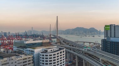 Akan trafik haçları aydınlatılmış Taşkesiciler Köprüsü liman suları üzerinde 10 Ocak 2026