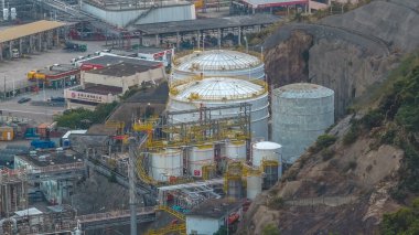 Temiz güneş ışığı Tsing Yi Güney binaları ve 10 Ocak 2026 kıyı şeridi