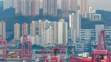 İskele vincini, kargo gemilerini ve tepedeki ufuk çizgisini 10 Ocak 2026 'yı vurgular