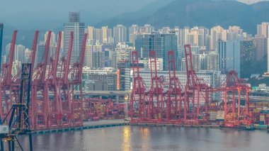 İskele vincini, kargo gemilerini ve tepedeki ufuk çizgisini 10 Ocak 2026 'yı vurgular