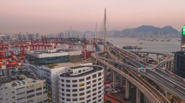 Akan trafik haçları aydınlatılmış Taşkesiciler Köprüsü liman suları üzerinde 10 Ocak 2026