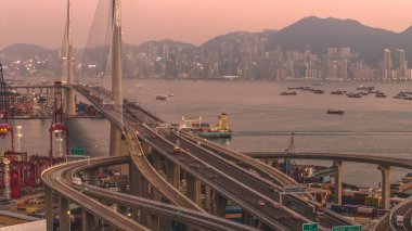 İskele vincini, kargo gemilerini ve tepedeki ufuk çizgisini 10 Ocak 2026 'yı vurgular