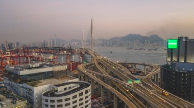 Akan trafik haçları aydınlatılmış Taşkesiciler Köprüsü liman suları üzerinde 10 Ocak 2026