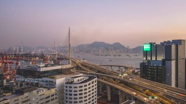 İskele vincini, kargo gemilerini ve tepedeki ufuk çizgisini 10 Ocak 2026 'yı vurgular