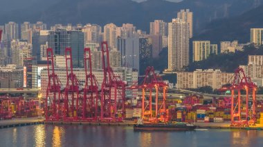 Parlayan vinç ve gemiler 10 Ocak 2026 'da Tsing Yi liman sularında yankılanır.