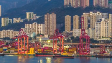 Parlayan vinç ve gemiler 10 Ocak 2026 'da Tsing Yi liman sularında yankılanır.