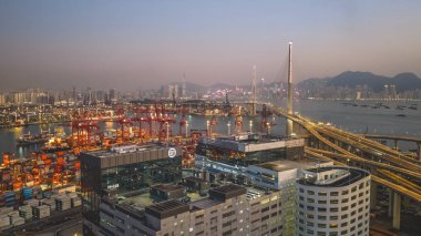 Parlayan vinç ve gemiler 10 Ocak 2026 'da Tsing Yi liman sularında yankılanır.