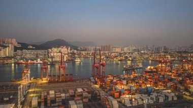 Parlayan vinç ve gemiler 10 Ocak 2026 'da Tsing Yi liman sularında yankılanır.