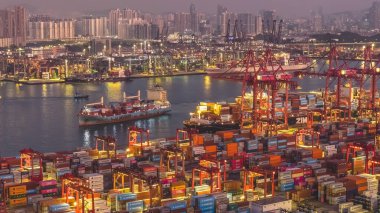 Parlayan vinç ve gemiler 10 Ocak 2026 'da Tsing Yi liman sularında yankılanır.