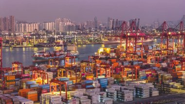 Parlayan vinç ve gemiler 10 Ocak 2026 'da Tsing Yi liman sularında yankılanır.