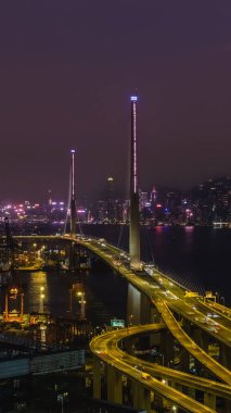 Akan trafik haçları aydınlatılmış Taşkesiciler Köprüsü liman suları üzerinde 10 Ocak 2026