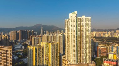 Temiz güneş ışığı Tsing Yi Güney binaları ve 10 Ocak 2026 kıyı şeridi