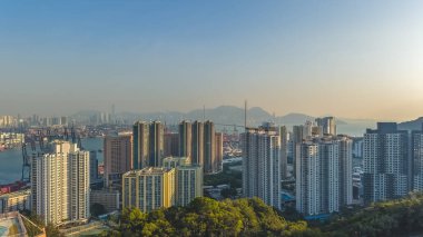 Temiz güneş ışığı Tsing Yi Güney binaları ve 10 Ocak 2026 kıyı şeridi