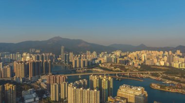 Temiz güneş ışığı Tsing Yi Güney binaları ve 10 Ocak 2026 kıyı şeridi