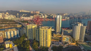 Temiz güneş ışığı Tsing Yi Güney binaları ve 10 Ocak 2026 kıyı şeridi