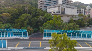 Ses bariyerleri ve yol eğrisi Ormanlar ve yamaçlar arasında 10 Ocak 2026