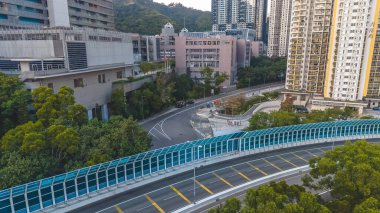 Ses bariyerleri ve yol eğrisi Ormanlar ve yamaçlar arasında 10 Ocak 2026