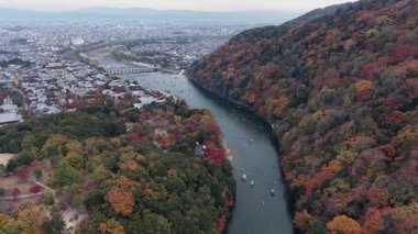 Rankyo Gorge Sahne Nehir Vadisi Kyoto yakınlarında, 24 Kasım 2025