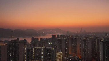 Parlak Gün Işığı Kwun Tong Bölgesi genelinde Kentsel Skyline 'ı vurguluyor, 10 Ocak 2026