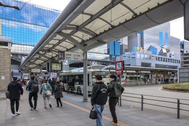 29 Kasım 2025 'te Kyoto İstasyonu' nun dışında gezginler ve yerel halk için açık alan