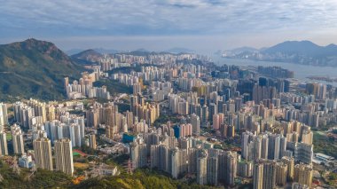 Yoğun konut kuleleri, 25 Ocak 2026 'da çevreleyen dağ yeşiliyle güçlü bir tezat oluşturuyor.