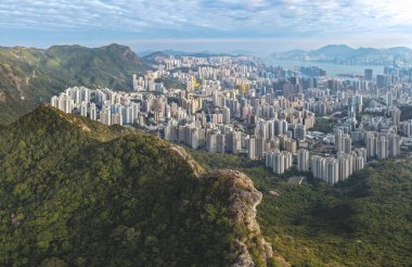 Aşağıdaki dağ sırtı, 25 Ocak 2026 'da sıkıca sarılmış konut kulelerine bakıyor.