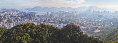 Meşhur dağ sırtı yoğun şehir siluetinin üzerinde yükseliyor, 25 Ocak 2026