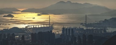 İkonik kablo, 25 Ocak 2026 günbatımında limanın üzerinde parlıyor.