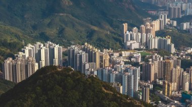 Yoğun konut kuleleri, doğal ormanlık yamaçlarla güçlü bir tezat oluşturur, 25 Ocak 2026