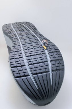 Küçük model pedallar, büyük beden spor ayakkabılardan oluşan yamaçlara binerler.