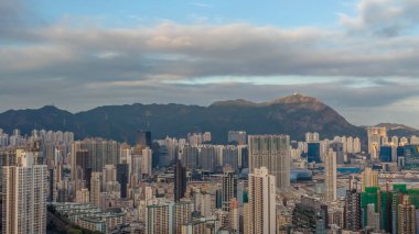 Yumuşak günbatımı parıltısı sık Hung Hom binalarını vurguluyor