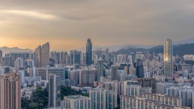 Açık sisli gökyüzü Mong Kok binalarını ve dağ zeminini vurguluyor