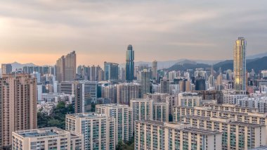 Açık gökyüzü, Ho Man Tin binaları ve tepe arkaplanının altını çiziyor