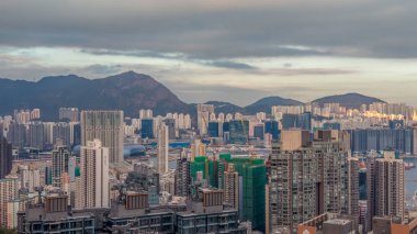 Açık gökyüzü, Ho Man Tin binaları ve tepe arkaplanının altını çiziyor