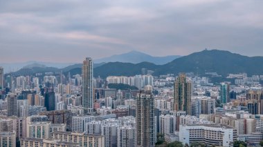 Açık sisli gökyüzü Mong Kok binalarını ve dağ zeminini vurguluyor