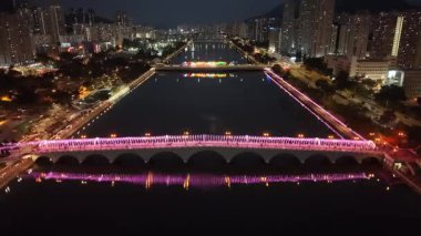 Şenlik Gecesi Işıkları Shatin Riverside Köprüleri boyunca parıldıyor, 3 Şubat 2026