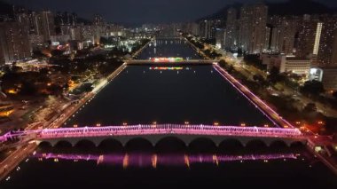 Şenlik Gecesi Işıkları Shatin Riverside Köprüleri boyunca parıldıyor, 3 Şubat 2026