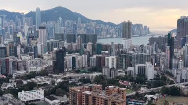 Sıcak Günbatımı Yau Tsim Mong Skyline ve Harbou 'yu aydınlatıyor, 3 Şubat 2026