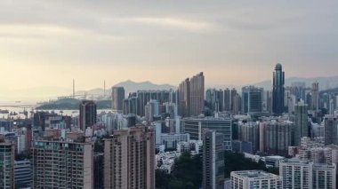 Sıcak Günbatımı Yau Tsim Mong Skyline ve Harbou 'yu aydınlatıyor, 3 Şubat 2026