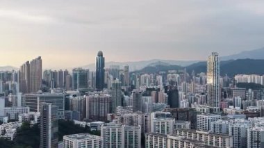 Sıcak Günbatımı Yau Tsim Mong Skyline ve Harbou 'yu aydınlatıyor, 3 Şubat 2026