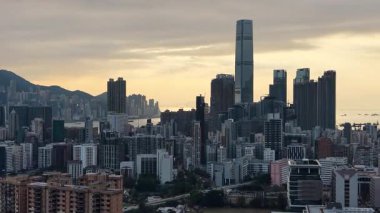 Sıcak Günbatımı Yau Tsim Mong Skyline ve Harbou 'yu aydınlatıyor, 3 Şubat 2026