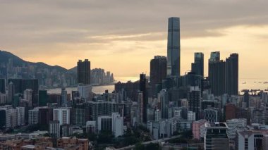 Sıcak Günbatımı Yau Tsim Mong Skyline ve Harbou 'yu aydınlatıyor, 3 Şubat 2026