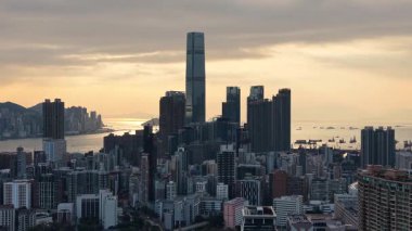 Sıcak Günbatımı Yau Tsim Mong Skyline ve Harbou 'yu aydınlatıyor, 3 Şubat 2026