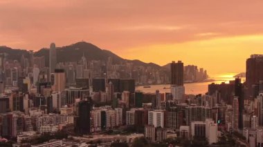 Sıcak Günbatımı Yau Tsim Mong Skyline ve Harbou 'yu aydınlatıyor, 3 Şubat 2026