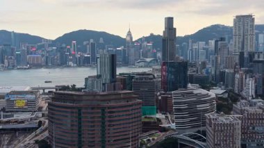 Sıcak Günbatımı Yau Tsim Mong Skyline ve Harbou 'yu aydınlatıyor, 3 Şubat 2026