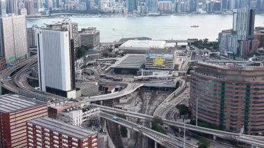 Parlak Gün Işığı, Hung Hom İstasyonunun Modern Girişlerini Aydınlatıyor, 3 Şubat 2026