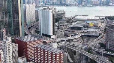 Parlak Gün Işığı, Hung Hom İstasyonunun Modern Girişlerini Aydınlatıyor, 3 Şubat 2026