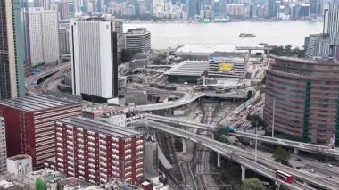 Parlak Gün Işığı, Hung Hom İstasyonunun Modern Girişlerini Aydınlatıyor, 3 Şubat 2026